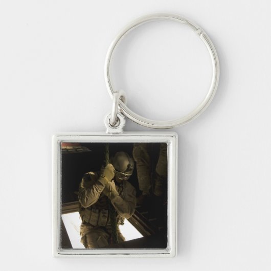 Ein Parareskuemer der US-Luftwaffe beginnt seinen Schlüsselanhänger (Vorne)