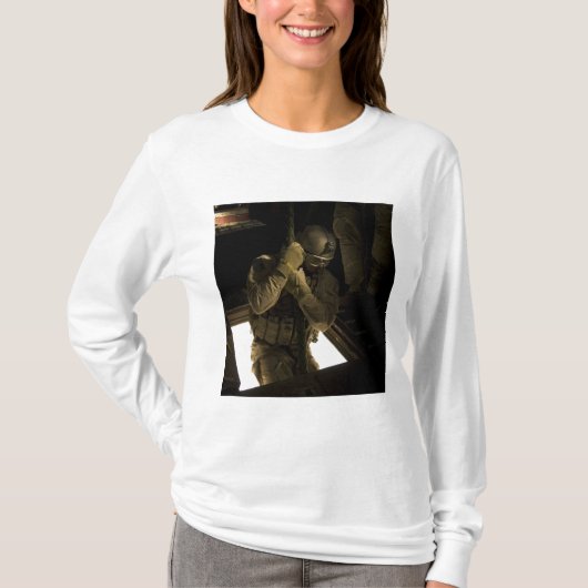 Ein Parareskuemer der US-Luftwaffe beginnt seinen  T-Shirt (Vorderseite)