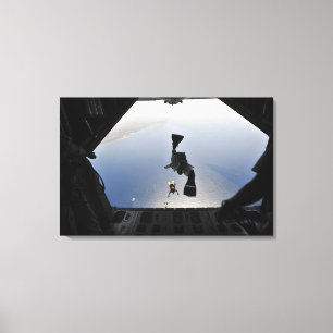 Ein Parareskuemer der US-Luftwaffe springt aus Leinwanddruck