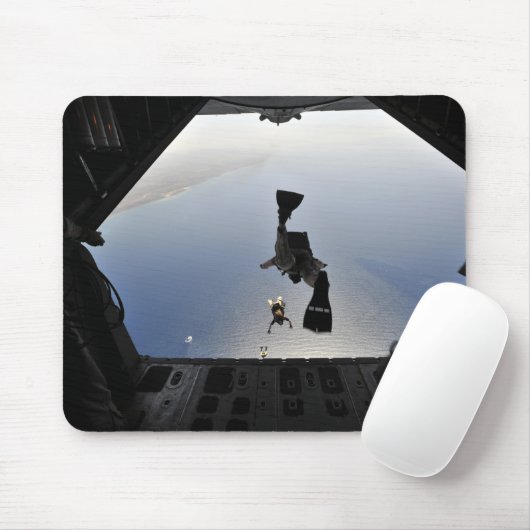 Ein Parareskuemer der US-Luftwaffe springt aus Mousepad (Mit Mouse)
