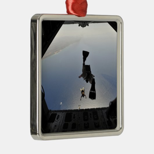 Ein Parareskuemer der US-Luftwaffe springt aus Silbernes Ornament (Rechts)