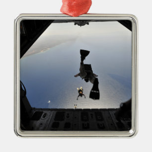 Ein Parareskuemer der US-Luftwaffe springt aus Silbernes Ornament