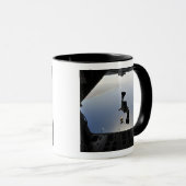 Ein Parareskuemer der US-Luftwaffe springt aus Tasse (VorderseiteRechts)
