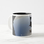 Ein Parareskuemer der US-Luftwaffe springt aus Zweifarbige Tasse (Vorderseite Links)