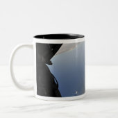 Ein Parareskuemer der US-Luftwaffe springt aus Zweifarbige Tasse (Links)