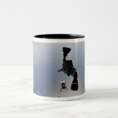 Ein Parareskuemer der US-Luftwaffe springt aus Zweifarbige Tasse (Mittel)