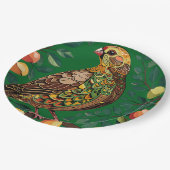 Ein Partridge in einem Birnbaum-Ausschnitt im Stif Pappteller (Schrägansicht)