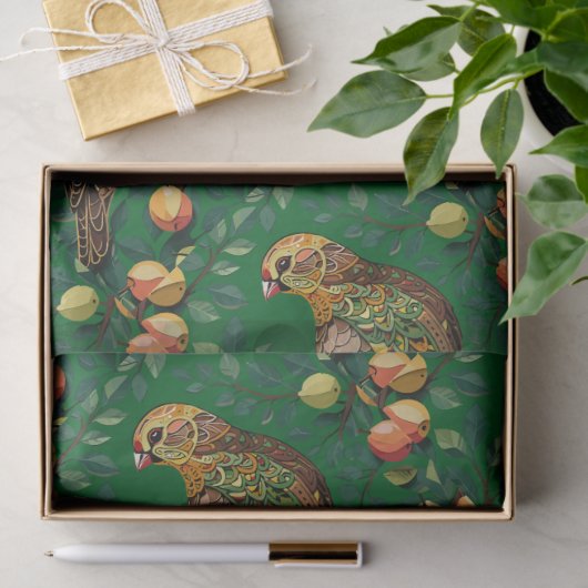 Ein Partridge in einem Birnbaum-Ausschnitt im Stif Seidenpapier (Geschenk)