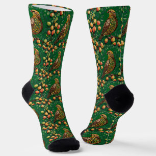 Ein Partridge in einem Birnbaum-Ausschnitt im Stif Socken