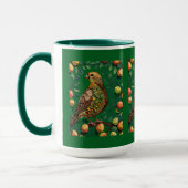 Ein Partridge in einem Birnbaum-Ausschnitt im Stif Tasse (Links)