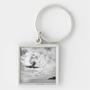 Ein Passagierflugzeug kommt für eine Landung an Schlüsselanhänger