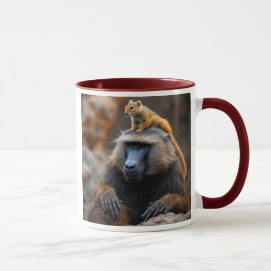 Ein Pavian mit einem Eichhörnchen auf seinem Kopf. Tasse (Rechts)