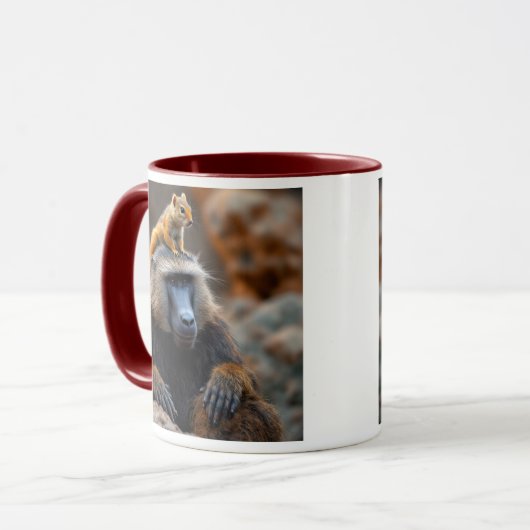 Ein Pavian mit einem Eichhörnchen auf seinem Kopf. Tasse (Vorderseite Links)