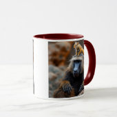 Ein Pavian mit einem Eichhörnchen auf seinem Kopf. Tasse (VorderseiteRechts)
