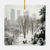 Ein Pedicab im Central Park während des Winters Keramikornament (Rückseite)