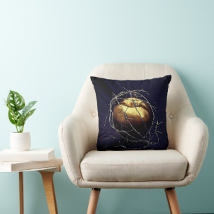 Ein perfekter abstrakter goldener Apfel an einer S Kissen