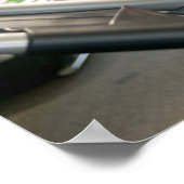 Ein persönlicher Trainer hilft einer älteren Frau  Poster (Ecke)