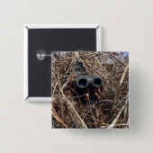 Ein Pfadfinder praktiziert Beobachtungstechnik 2 Button (Vorne & Hinten)