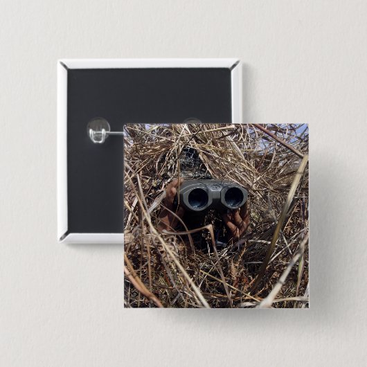 Ein Pfadfinder praktiziert Beobachtungstechnik 2 Button (Vorne & Hinten)