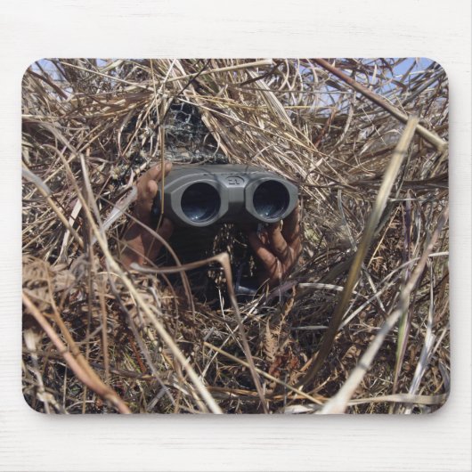 Ein Pfadfinder praktiziert Beobachtungstechnik 2 Mousepad (Vorne)