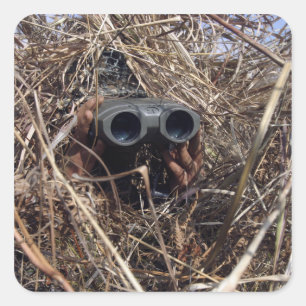 Ein Pfadfinder praktiziert Beobachtungstechnik 2 Quadratischer Aufkleber