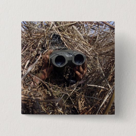 Ein Pfadfinder praktiziert Beobachtungstechnik Button (Vorderseite)