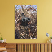 Ein Pfadfinder praktiziert Beobachtungstechnik Leinwanddruck (Insitu (Wohnzimmer))