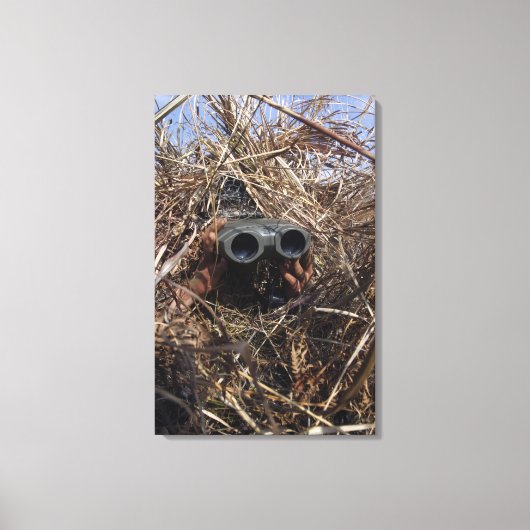 Ein Pfadfinder praktiziert Beobachtungstechnik Leinwanddruck (Vorderseite)