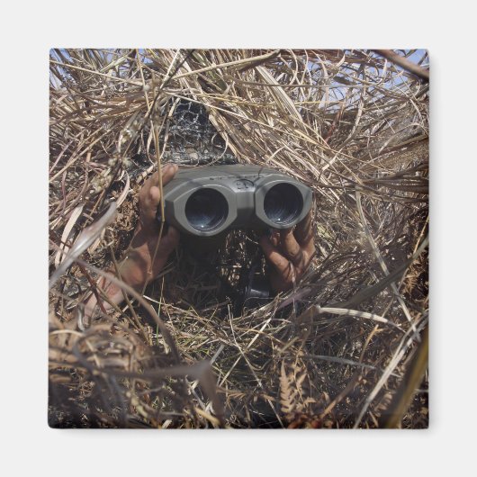 Ein Pfadfinder praktiziert Beobachtungstechnik Magnet (Vorne)