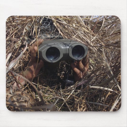 Ein Pfadfinder praktiziert Beobachtungstechnik Mousepad (Vorne)