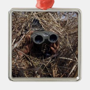 Ein Pfadfinder praktiziert Beobachtungstechnik Ornament Aus Metall