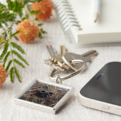 Ein Pfadfinder praktiziert Beobachtungstechnik Schlüsselanhänger (Seite)