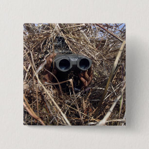 Ein Pfadfinderbeobachter übt Beobachtung techniqu Button