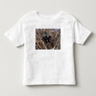 Ein Pfadfinderbeobachter übt Beobachtung techniqu Kleinkind T-shirt