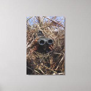 Ein Pfadfinderbeobachter übt Beobachtung techniqu Leinwanddruck