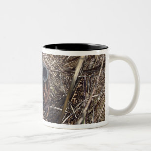 Ein Pfadfinderbeobachter übt Beobachtung techniqu Zweifarbige Tasse