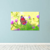 Ein Pfauenschmetterling in leuchtenden Farben Leinwanddruck (Insitu (Holzboden))
