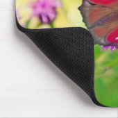 Ein Pfauenschmetterling in leuchtenden Farben Mousepad (Ecke)