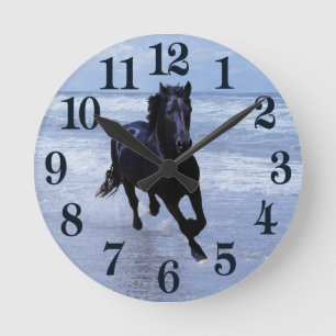 Ein Pferd wild und frei Runde Wanduhr