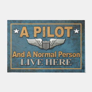 Ein Pilot und eine normale Person leben hier vor d Fußmatte