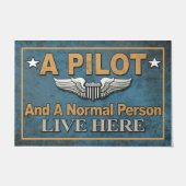  Ein Pilot und eine normale Person leben hier vor  Fußmatte (Vorderseite)