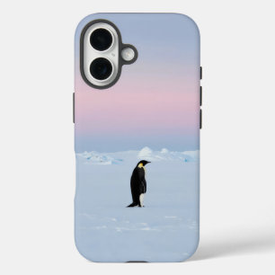 Ein Pinguin, der auf unberührtem Eis stehend ist iPhone 16 Hülle