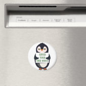 Ein Pinguin, der ein Schild mit anpassbarem Text h Magnet (In Situ (Geschirrspüler))