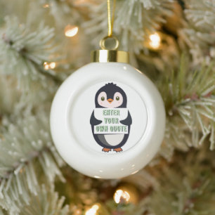 Ein Pinguin hält ein Schild mit anpassbarem Text t Keramik Kugel-Ornament