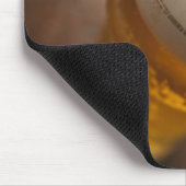 Ein Pint Lager, hinten lir flach fokussiert rustik Mousepad (Ecke)
