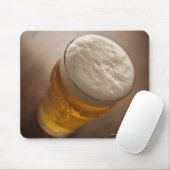Ein Pint Lager, hinten lir flach fokussiert rustik Mousepad (Mit Mouse)