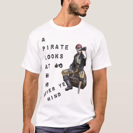 Ein Pirat sieht sich an T-Shirt (Vorderseite)