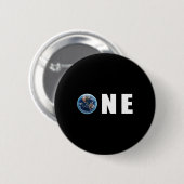Ein Planet kümmert sich um das Outfit-Geschenk des Button (Vorne & Hinten)