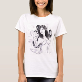 Ein Portrait mit Blick auf eine Frau, die ohne Sch T-Shirt