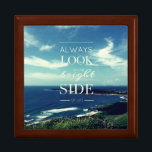 Ein positiver Ausblick auf das Leben / ©Seascape Geschenkbox<br><div class="desc">Dieses Design weist einen Hintergrund auf ein originelles fotografisches Werk auf, das eine wunderschöne Küste mit blauen und weißen Wolken darstellt, begleitet von einer inspirierend Botschaft in der Mitte: "IMMER AUF DER LICHTEN SEITE DES LEBENS AUSSEHEN" in typografischer Kunst. Dieser Satz vermittelt eine optimistische Einstellung zum Leben - egal, welche...</div>